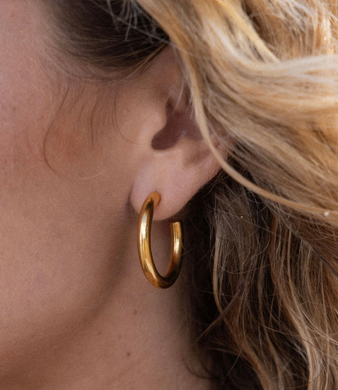 Kumu O Creolen gold – Detailansicht, 4mm Materialstärke, edgy und schick kombinierbar