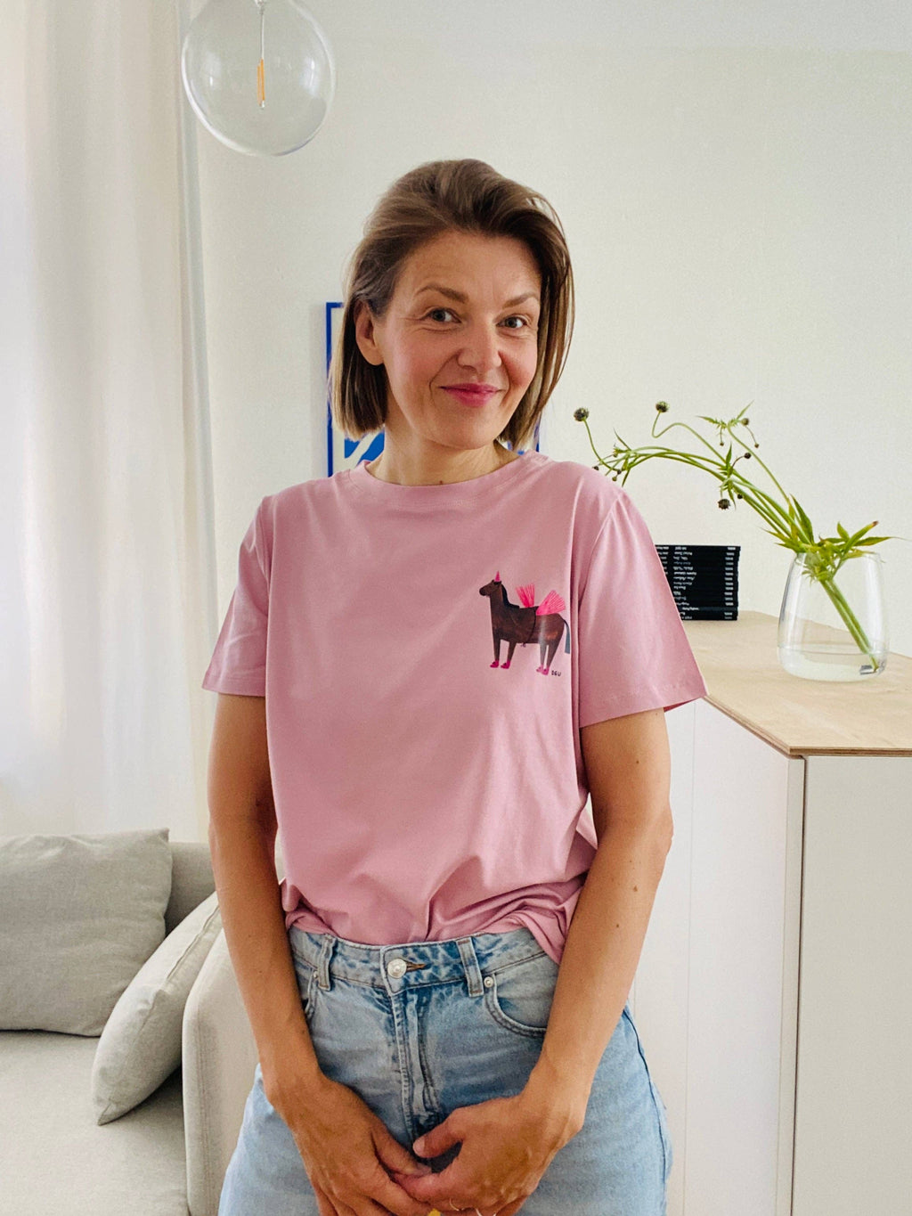 PFERD AUF ROSA -  ERWACHSENEN T-SHIRT (LIEFERUNG IN CA. 14 TAGEN)