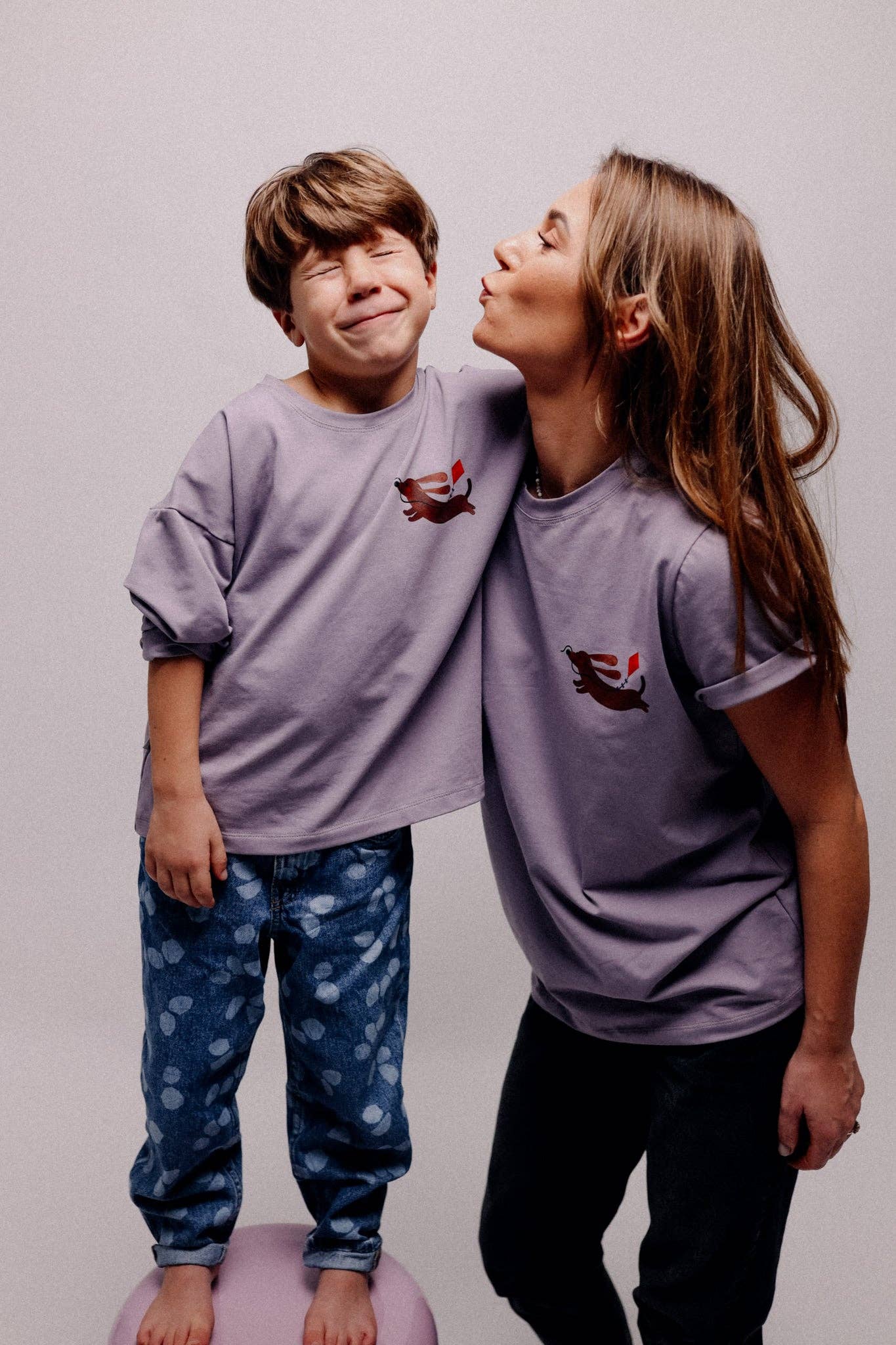 Detailansicht Dackel-Print T-Shirt Vintage Violett – VomKaff