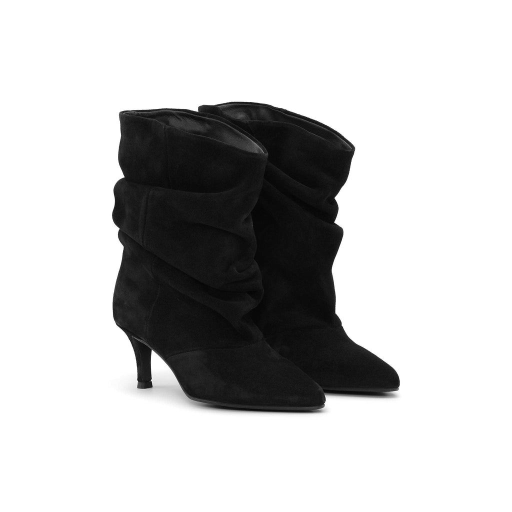 Paar schwarze NOELLE Veloursleder-Stiefel mit gerafftem Schaft und spitzer Schuhspitze in schräger Vorderansicht