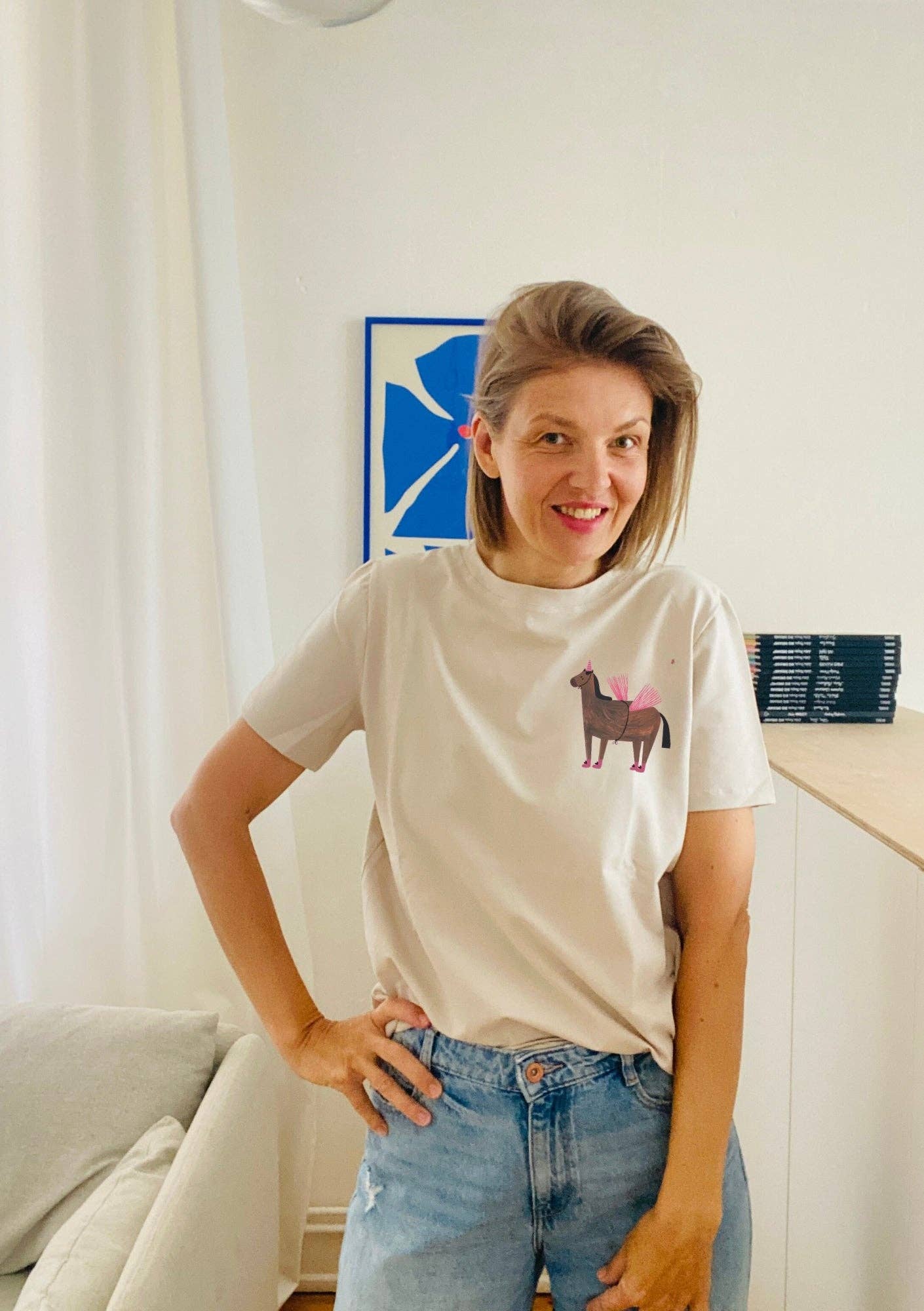 T-Shirt für Erwachsene in Creme mit handgedrucktem Pferd-Motiv, 95% Baumwolle, klassischer Schnitt