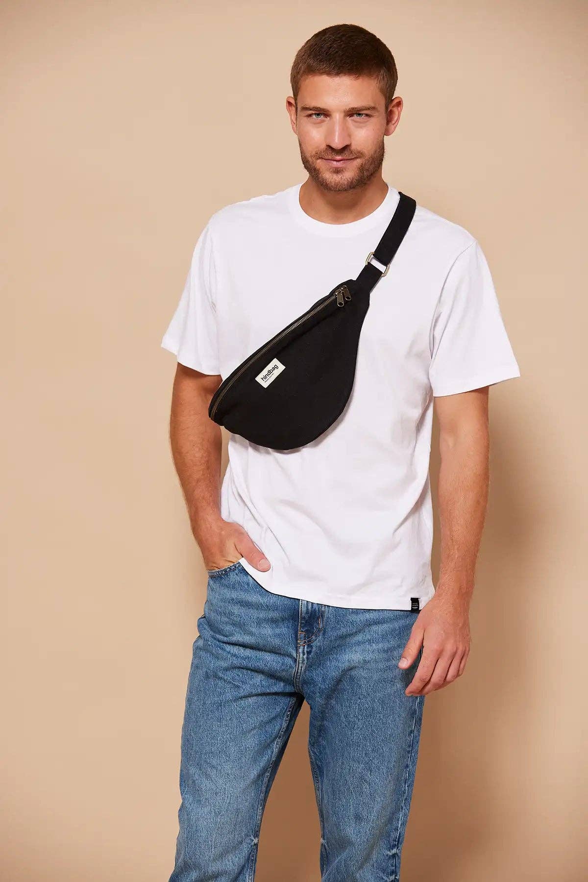 Schwarze Gürteltasche Sasha – Rückenansicht mit Gurt