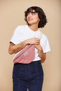 Olivia gesteppte Bauchtasche in Blush – Frontansicht, kompaktes Design