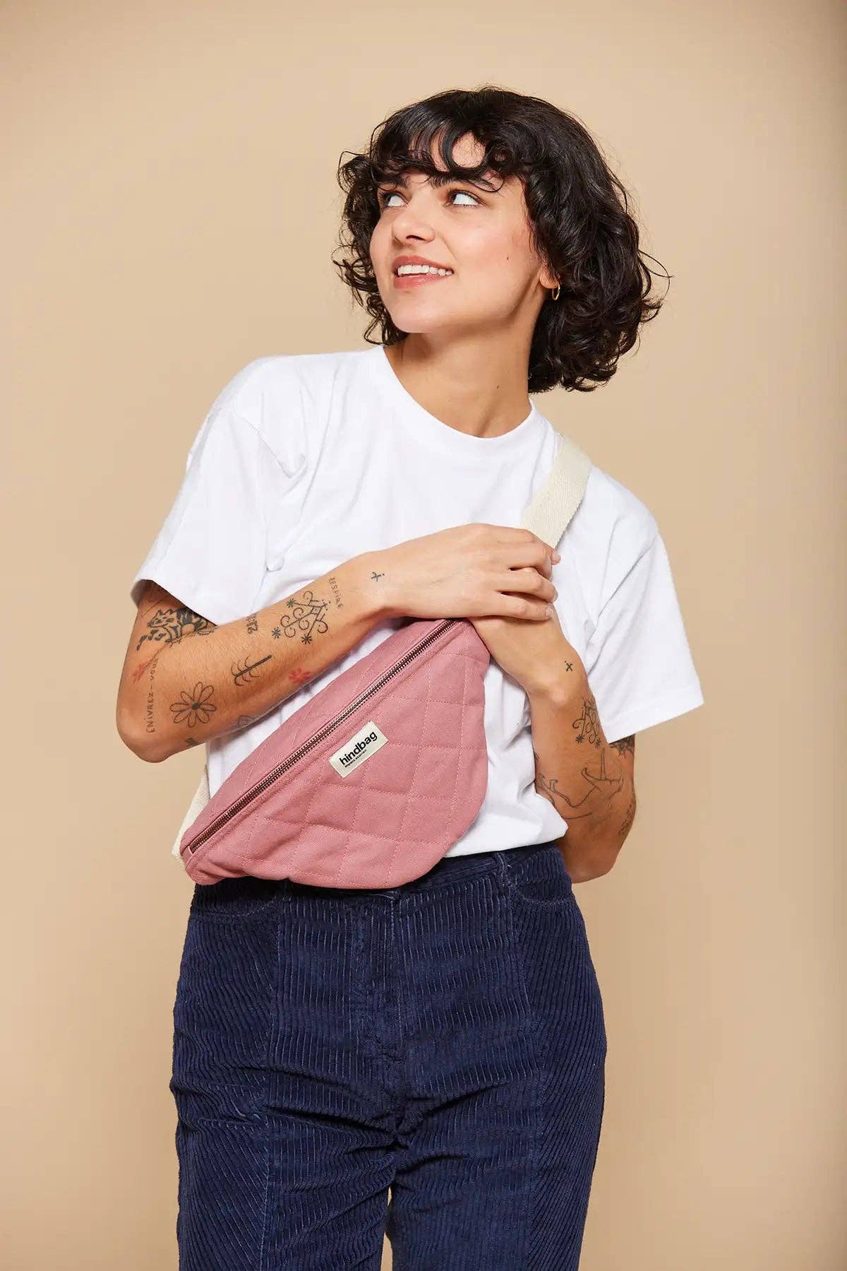 Olivia gesteppte Bauchtasche in Blush – Frontansicht, kompaktes Design