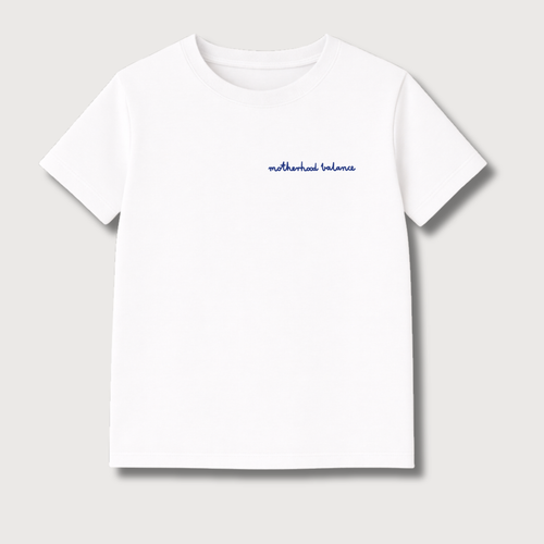 Detailansicht: Motherhood Balance T-Shirt weiß, lässiger Fit, handgefertigt nach Bestellung