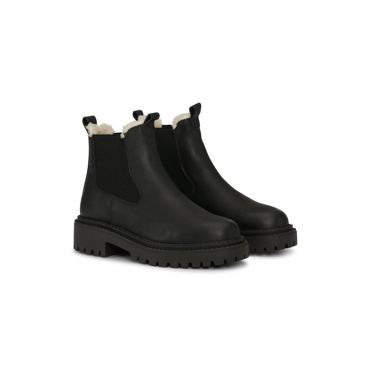 Paar schwarze MODENA Chelsea Boots mit abgerundeter Spitze und kräftiger Profilsohle in schräger Vorderansicht