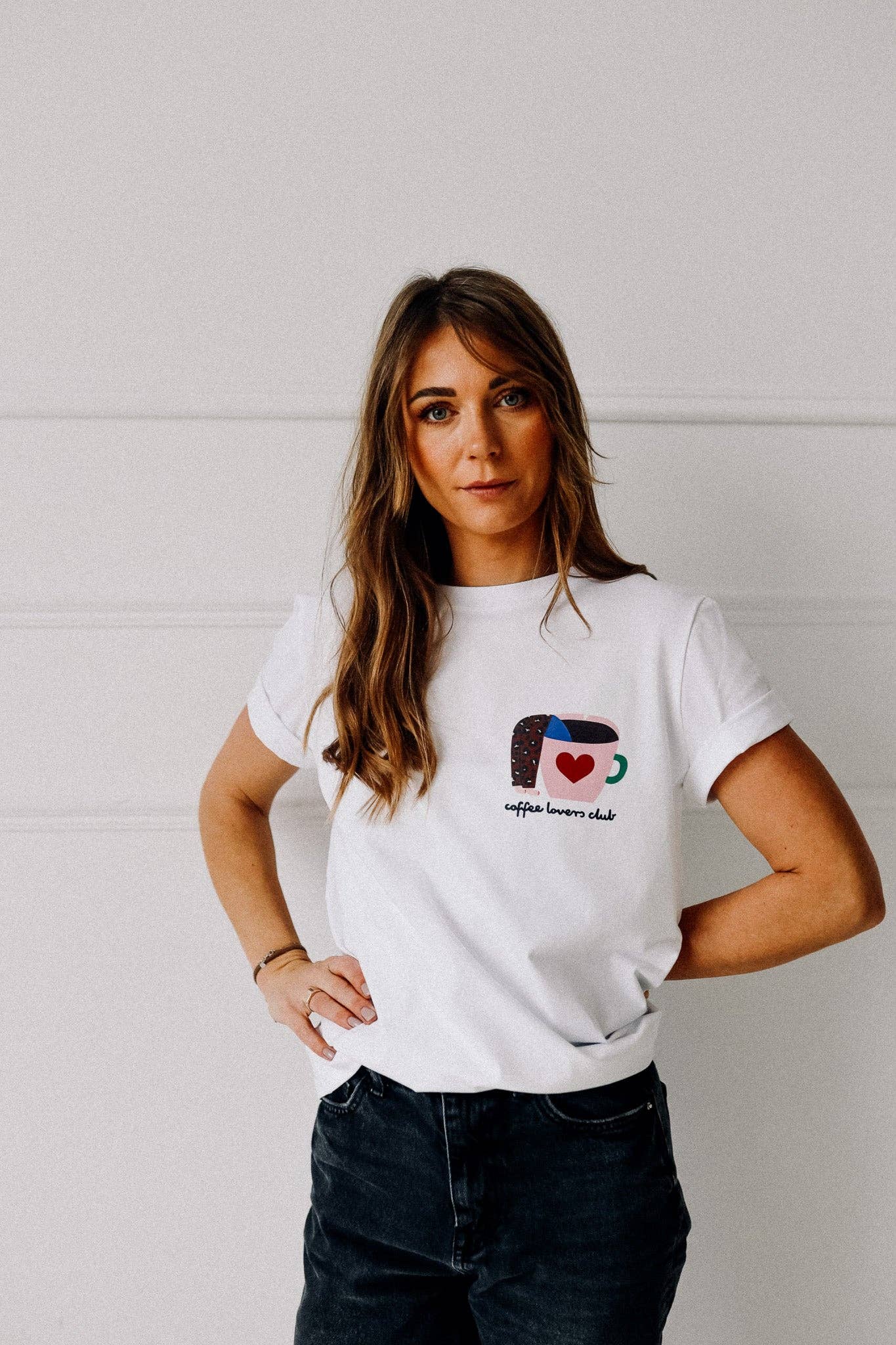 Lifestyle-Foto Coffee Lovers T-Shirt Weiß – VomKaff