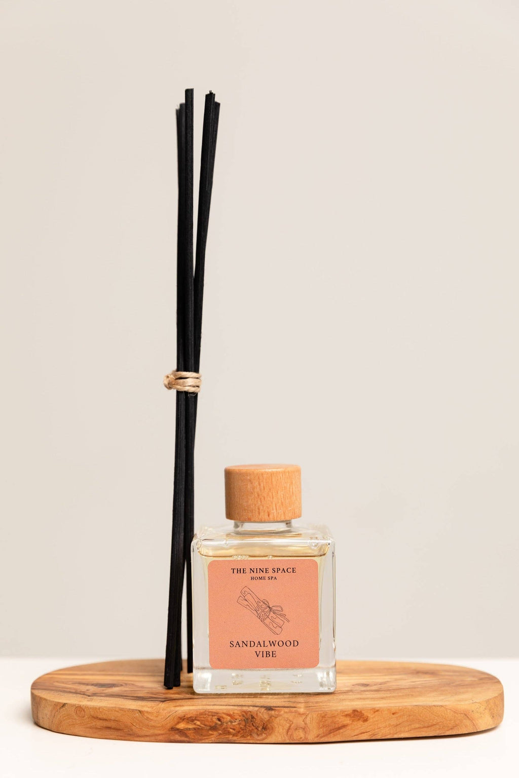 Sandalwood Vibe Raumduft – Frontansicht, elegante Flasche