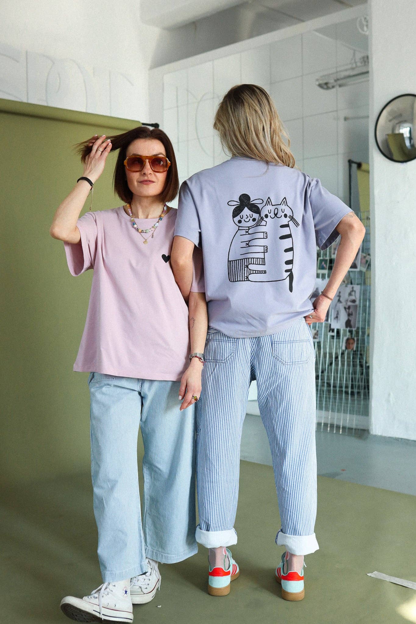 Cat Lover Boxy T-Shirt lilagrau – Lifestyle-Ansicht, für Katzenliebhaber