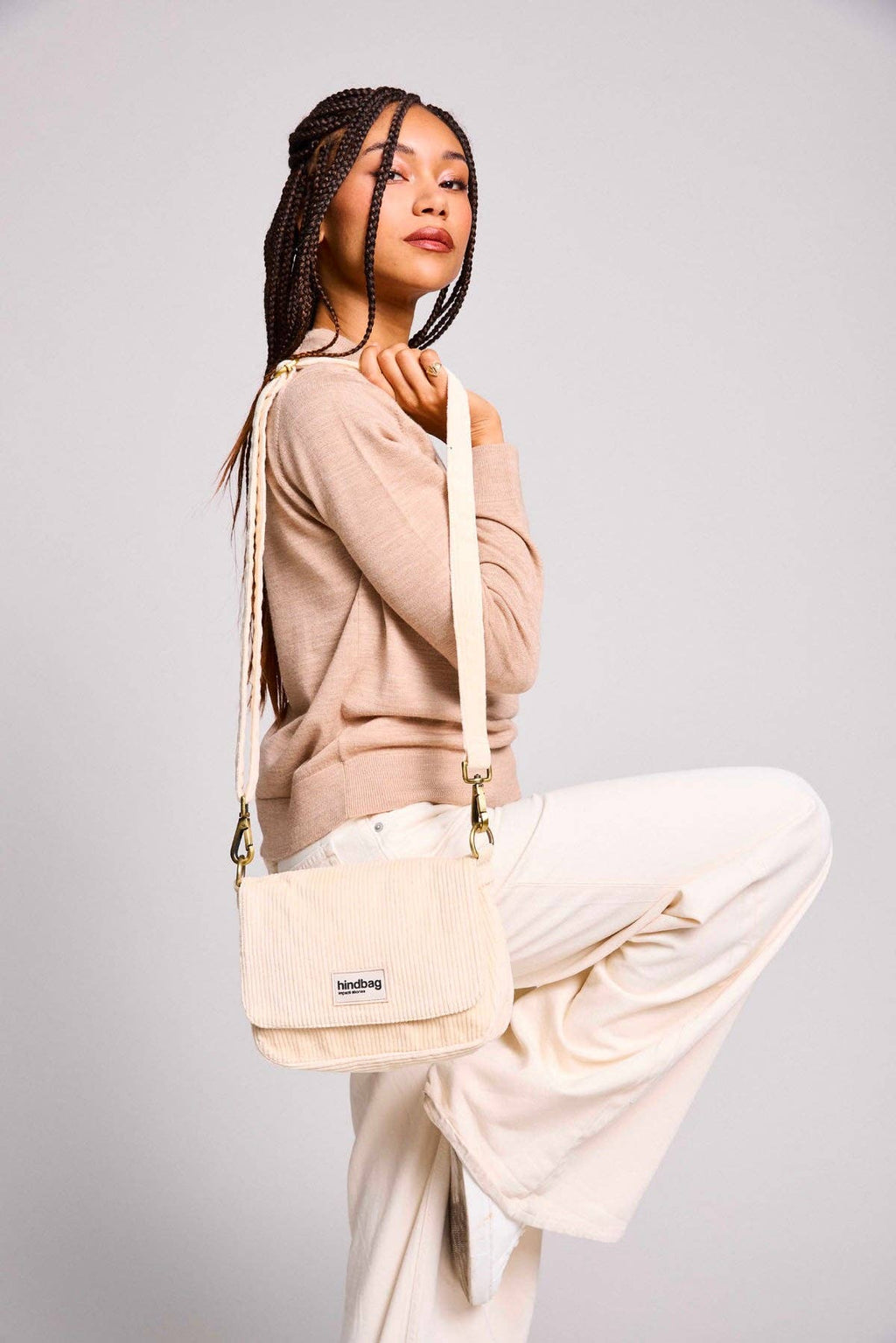 Margault Samtbeutel Beige – Frontansicht, weiches Samtmaterial
